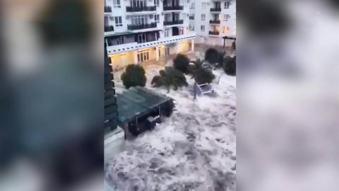 Бурю на Черном море синоптики назвали небывалым в регионе ураганом за всю историю наблюдений