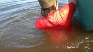 Женщина купается в одежде. woman bathe dressed