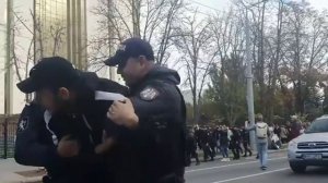 В Молдовии продолжаются жесткие столкновения между митингующими и полицейскими.