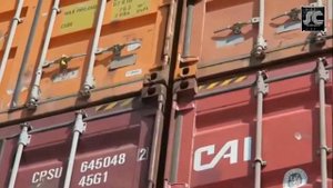 Процесс погрузки и разгрузки контейнеров с грузовых судов