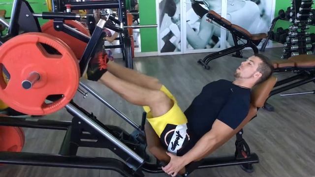 Жим ногами в тренажере. смотреть онлайн