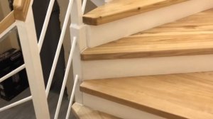 Обшивка металлического каркаса лестницы и изготовление перил