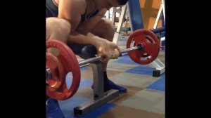 Сгибание и разгибание кистей со штангой (предплечье)