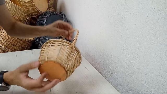 Маленькая плетеная корзинка из лозы оптом от производителя.