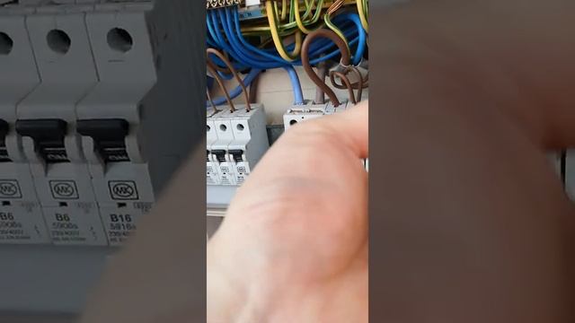 Using a Fluke clamp meter to measure current смотреть онлайн