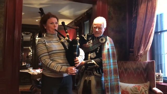 Урок игры на шотландской волынке. Эдинбург. смотреть онлайн