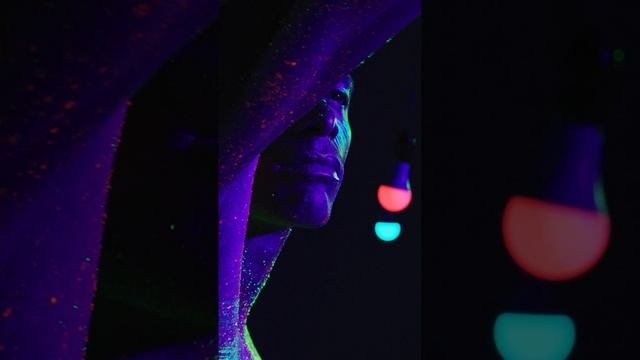 Концептуальное видео с мужчиной, забрызганным флуоресцентной краской. #shorts