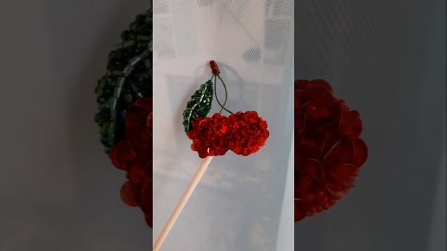 Брошь "Вишенка". Броши из бисера. Вишня. Бисероплетение. Ручная работа. смотреть онлайн