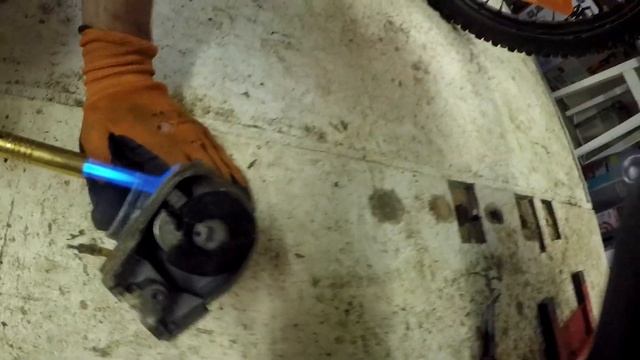 Где находится винт холостого хода в TPI, как его выкрутить и заменить, чтобы регулировать обороты? смотреть онлайн