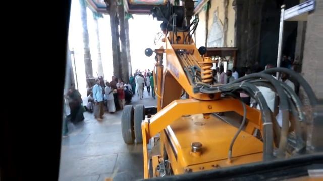 На тракторе по храму Минакши смотреть онлайн