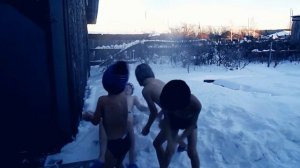 Русские дети купаются в снегу!