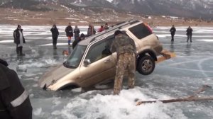 Русская смекалка. Как вытащить машину из под льда