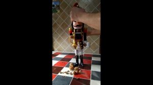 как щелкунчик колет орехи