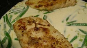 Куриные грудки, запеченные в слоеном тесте с овощами и мягким сыром