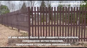 Установка деревянного забора разной высоты на участке с перепадом высот