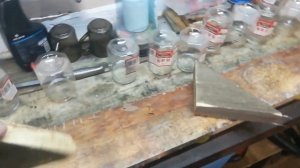 Полка из доски и банок для болтиков, гаечек и тд.