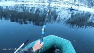 Необычная Ловля Хариуса Зимой с лодки! На удочку. с 6 метров!