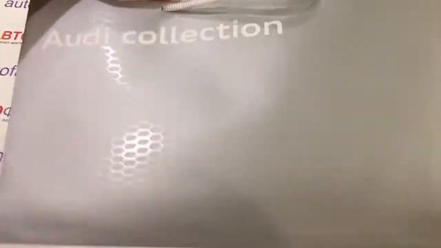 Бумажный подарочный пакет Audi Collection Paper bag, Size M, артикул 7281100102