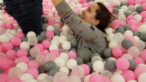 Взрослый бассейн с шариками