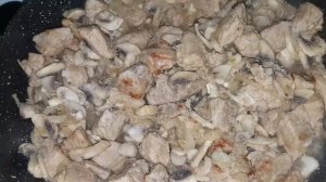 Свинина в сметанном соусе с шампиньонами и болгарским перцем.