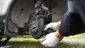 Установка передних тормозных колодок на Opel Mokka своими руками