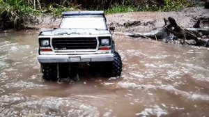 ходом через реку! на ford bronco 1979' Traxxas trx4