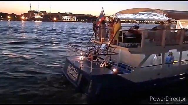 Прогулка по ночному Питеру на катере?️