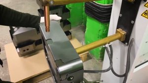 Точечная (контактная) сварка на станке при производстве корпуса на заказ