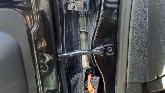 Замена петли. Снятие обшивки. Ремонт проводки. смотреть онлайн