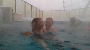 Даша в открытом бассейне зимой. Аквапарк Ривьера г.Казань