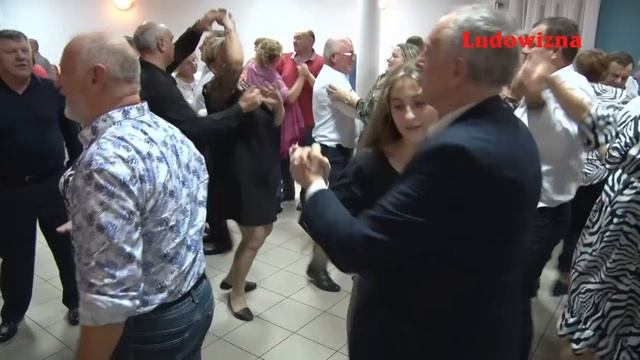 Jak miło zatańczyć z młodą uroczą tancerką MONIKA bawiła się na zabawie w Białej Rawskiej смотреть онлайн