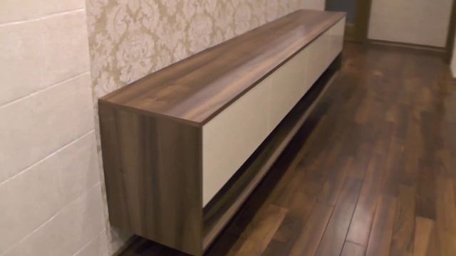 Подвесная тумба. Видео №1. Тумба без ручек. Фурнитура Блюм. Зеркало в раме на стене. смотреть онлайн