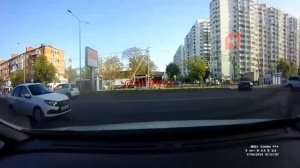 В Краснодаре два подростка въехали в машину на электросамокате..