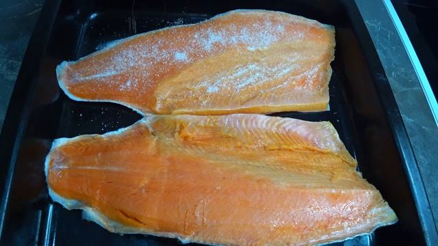 Малосольная форель сухого-семужного посола, просто и очень вкусно. Очень вкусная  красная рыба