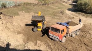 Трактор JCB Погрузчик грузил Самосвал КАМАЗ