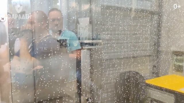 Лаборатория IEK GROUP. Что будет, если бросить фен в воду? смотреть онлайн