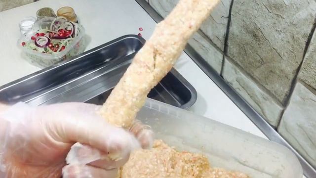 Это Люля из Крабовых палочек ноу-хау очень вкусно честно говоря рецепт от Рональда