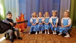 Песня "А закаты алые, алые, алые..."исполняет старшая группа