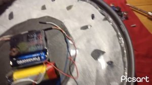 Установка аккумулятора в часы с подсветкой. Улучшение настенных часов от сети 220 вольт.