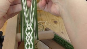 Кельтский узор на ленте в технике балтийского ткачества