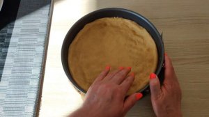 Пирог с меренгой и ягодами.