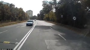 Как проезжают "лежачих полицейских".