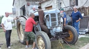 Запуск трактора 1933 года с нефтяным двигателем