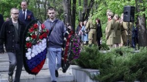 Студенты, преподаватели и сотрудники ВГЛТУ возложили венки к Братской могиле №17