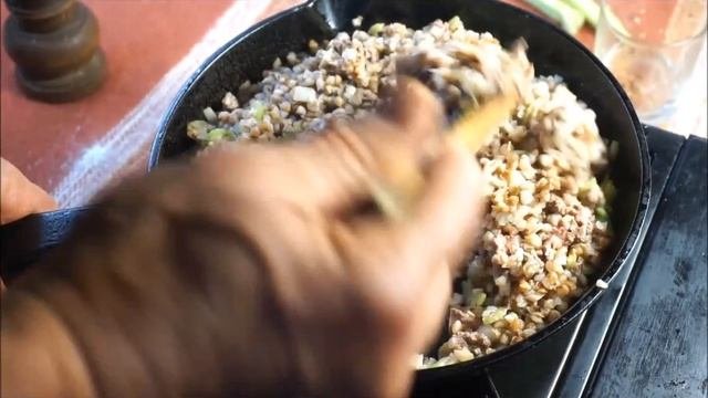 Курица, фаршированная гречневой кашей с потрошками