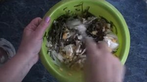Рецепт: Салат с морской капустой и солеными огурцами