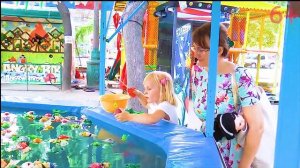 Девочка и кукла играют на детской площадке! Саша хочет прыгать на батуте!