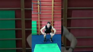 Футболист выполняет КСУ (Комплекс силовых упражнений)