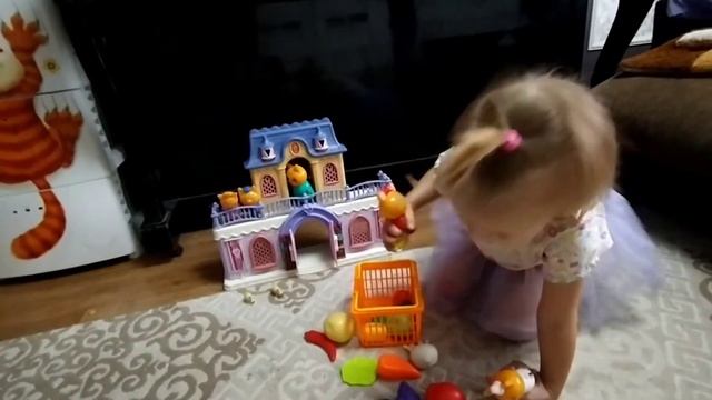 Аня играет. И снова котики) #играемдома
