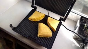 Треугольники из сырной лепешки с овощами и куриной грудкой